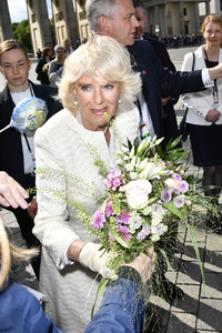 Prinz Charles und Camilla am Brandenburger Tor in Berlin