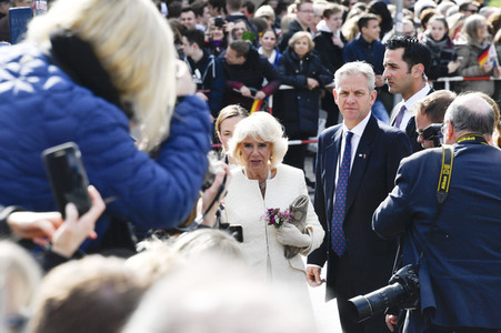 Prinz Charles und Camilla am Brandenburger Tor in Berlin