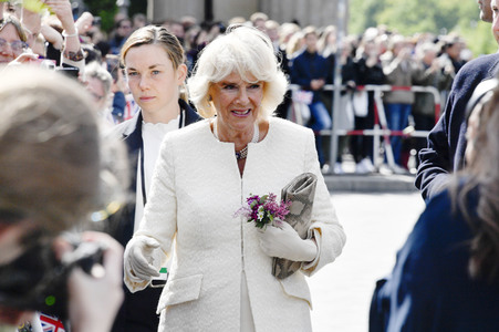 Prinz Charles und Camilla am Brandenburger Tor in Berlin