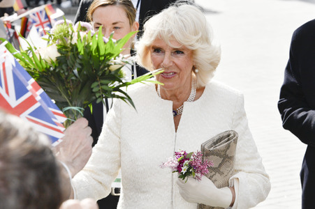 Prinz Charles und Camilla am Brandenburger Tor in Berlin