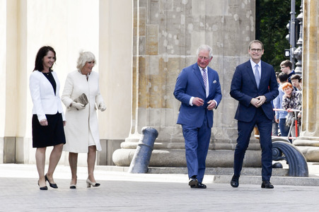 Prinz Charles und Camilla am Brandenburger Tor in Berlin