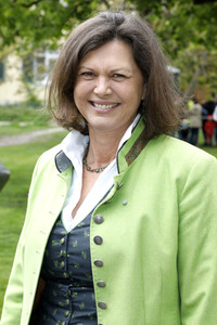 Prinz Charles und Herzogin Camilla besuchen einen Bio-Bauernhof in Glonn