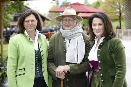 Prinz Charles und Herzogin Camilla besuchen einen Bio-Bauernhof in Glonn