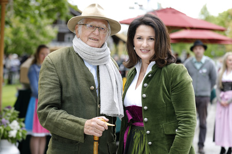 Prinz Charles und Herzogin Camilla besuchen einen Bio-Bauernhof in Glonn