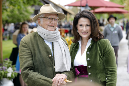 Prinz Charles und Herzogin Camilla besuchen einen Bio-Bauernhof in Glonn