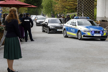 Prinz Charles und Herzogin Camilla besuchen einen Bio-Bauernhof in Glonn