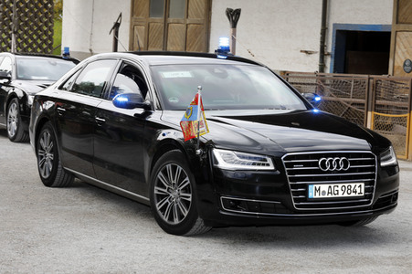 Prinz Charles und Herzogin Camilla besuchen einen Bio-Bauernhof in Glonn