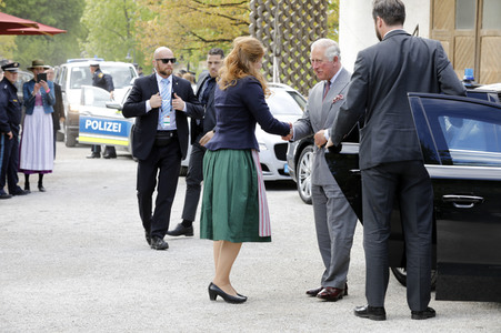 Prinz Charles und Herzogin Camilla besuchen einen Bio-Bauernhof in Glonn