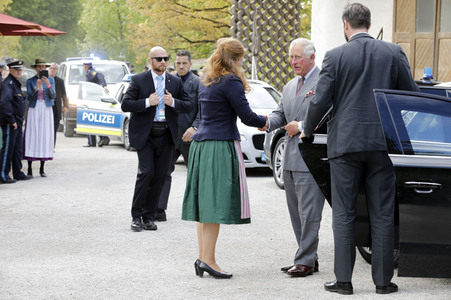 Prinz Charles und Herzogin Camilla besuchen einen Bio-Bauernhof in Glonn