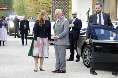 Prinz Charles und Herzogin Camilla besuchen einen Bio-Bauernhof in Glonn