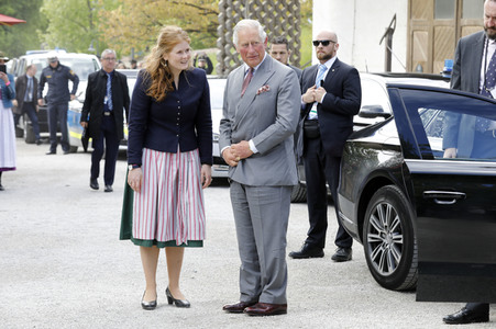 Prinz Charles und Herzogin Camilla besuchen einen Bio-Bauernhof in Glonn