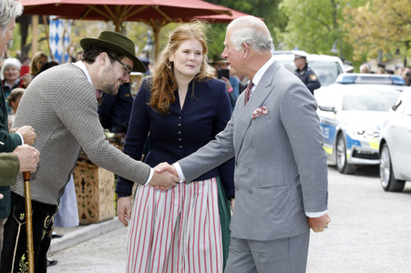 Prinz Charles und Herzogin Camilla besuchen einen Bio-Bauernhof in Glonn