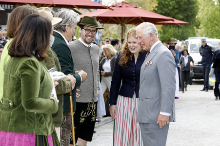 Prinz Charles und Herzogin Camilla besuchen einen Bio-Bauernhof in Glonn