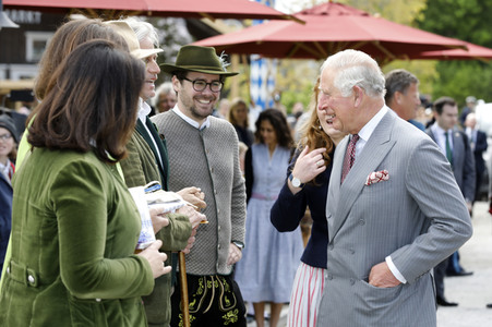 Prinz Charles und Herzogin Camilla besuchen einen Bio-Bauernhof in Glonn