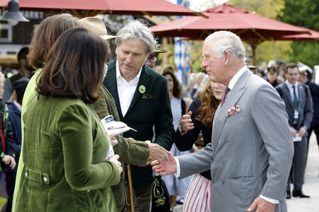 Prinz Charles und Herzogin Camilla besuchen einen Bio-Bauernhof in Glonn