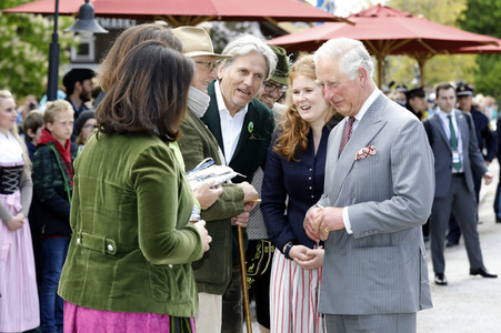Prinz Charles und Herzogin Camilla besuchen einen Bio-Bauernhof in Glonn