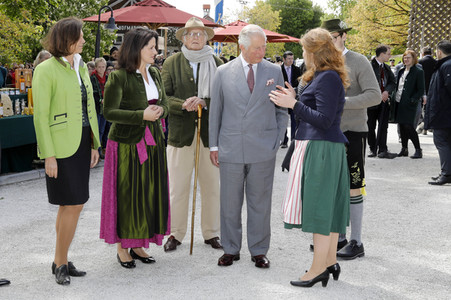 Prinz Charles und Herzogin Camilla besuchen einen Bio-Bauernhof in Glonn