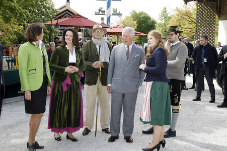 Prinz Charles und Herzogin Camilla besuchen einen Bio-Bauernhof in Glonn