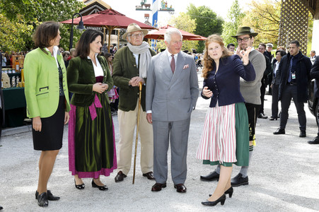 Prinz Charles und Herzogin Camilla besuchen einen Bio-Bauernhof in Glonn