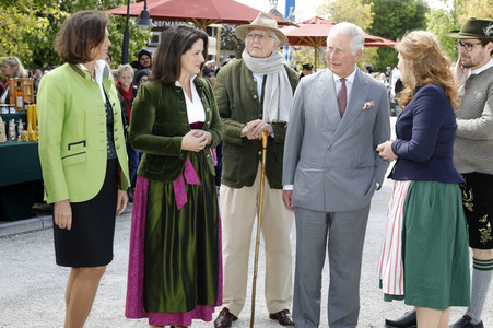 Prinz Charles und Herzogin Camilla besuchen einen Bio-Bauernhof in Glonn