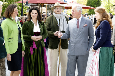 Prinz Charles und Herzogin Camilla besuchen einen Bio-Bauernhof in Glonn