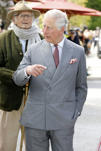 Prinz Charles und Herzogin Camilla besuchen einen Bio-Bauernhof in Glonn