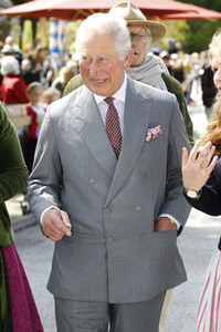 Prinz Charles und Herzogin Camilla besuchen einen Bio-Bauernhof in Glonn