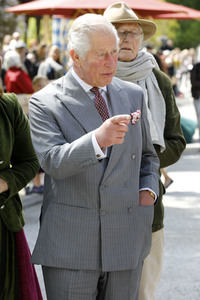 Prinz Charles und Herzogin Camilla besuchen einen Bio-Bauernhof in Glonn