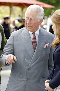 Prinz Charles und Herzogin Camilla besuchen einen Bio-Bauernhof in Glonn