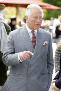 Prinz Charles und Herzogin Camilla besuchen einen Bio-Bauernhof in Glonn