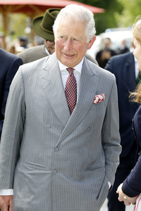 Prinz Charles und Herzogin Camilla besuchen einen Bio-Bauernhof in Glonn