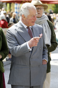 Prinz Charles und Herzogin Camilla besuchen einen Bio-Bauernhof in Glonn