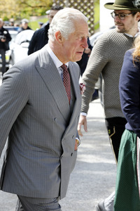 Prinz Charles und Herzogin Camilla besuchen einen Bio-Bauernhof in Glonn