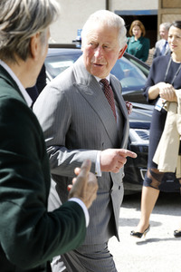 Prinz Charles und Herzogin Camilla besuchen einen Bio-Bauernhof in Glonn