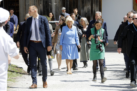 Prinz Charles und Herzogin Camilla besuchen einen Bio-Bauernhof in Glonn