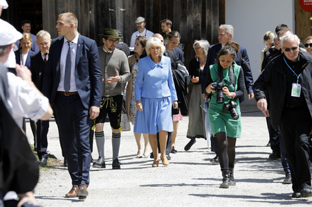 Prinz Charles und Herzogin Camilla besuchen einen Bio-Bauernhof in Glonn