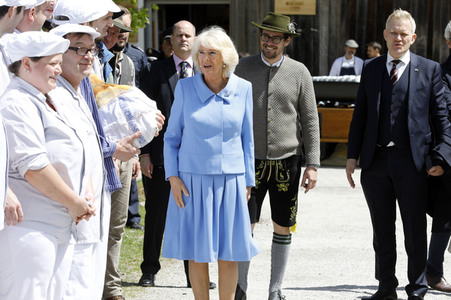 Prinz Charles und Herzogin Camilla besuchen einen Bio-Bauernhof in Glonn