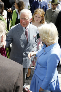 Prinz Charles und Herzogin Camilla besuchen einen Bio-Bauernhof in Glonn