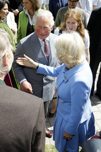 Prinz Charles und Herzogin Camilla besuchen einen Bio-Bauernhof in Glonn