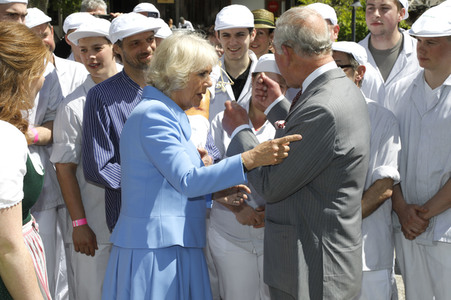 Prinz Charles und Herzogin Camilla besuchen einen Bio-Bauernhof in Glonn