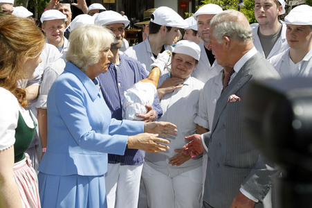 Prinz Charles und Herzogin Camilla besuchen einen Bio-Bauernhof in Glonn