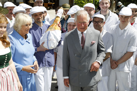 Prinz Charles und Herzogin Camilla besuchen einen Bio-Bauernhof in Glonn