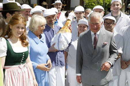 Prinz Charles und Herzogin Camilla besuchen einen Bio-Bauernhof in Glonn
