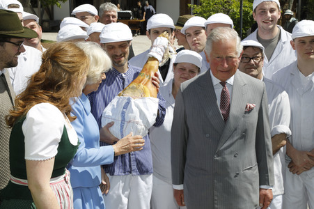 Prinz Charles und Herzogin Camilla besuchen einen Bio-Bauernhof in Glonn