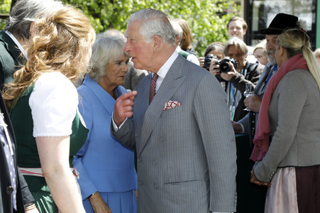 Prinz Charles und Herzogin Camilla besuchen einen Bio-Bauernhof in Glonn