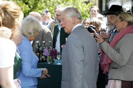 Prinz Charles und Herzogin Camilla besuchen einen Bio-Bauernhof in Glonn