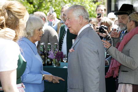 Prinz Charles und Herzogin Camilla besuchen einen Bio-Bauernhof in Glonn