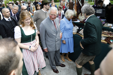 Prinz Charles und Herzogin Camilla besuchen einen Bio-Bauernhof in Glonn