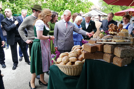 Prinz Charles und Herzogin Camilla besuchen einen Bio-Bauernhof in Glonn