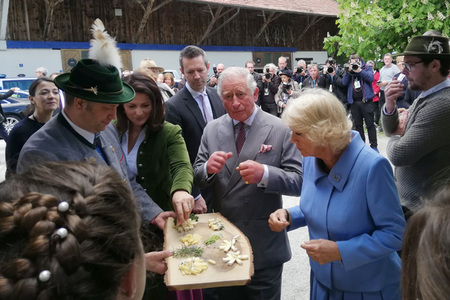 Prinz Charles und Herzogin Camilla besuchen einen Bio-Bauernhof in Glonn